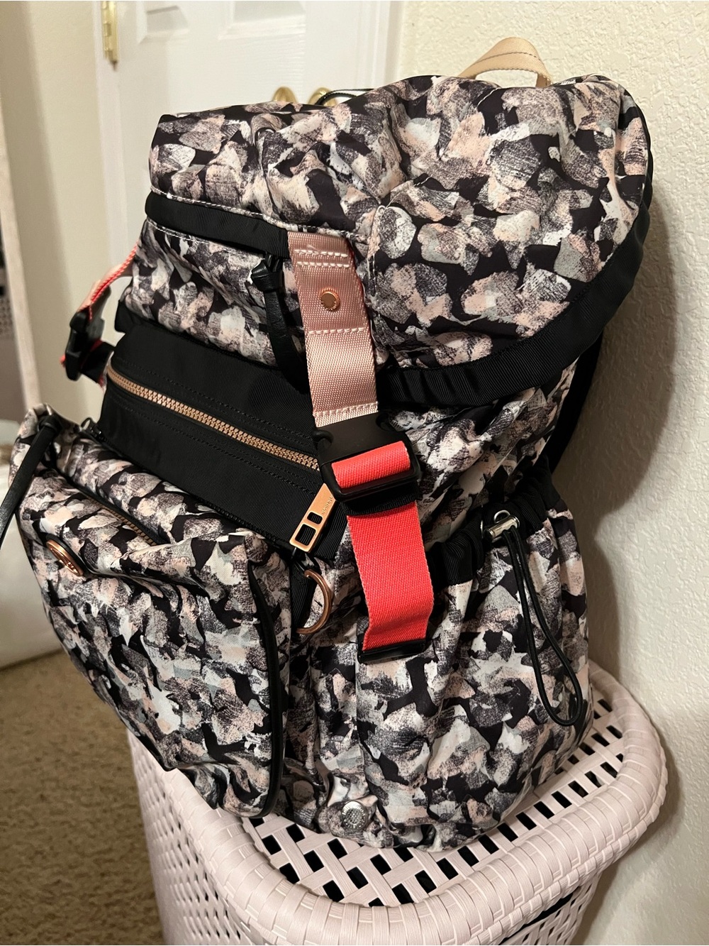 Lululemon Yogini Backpack with Detachable Purse - Picture 3 of 5